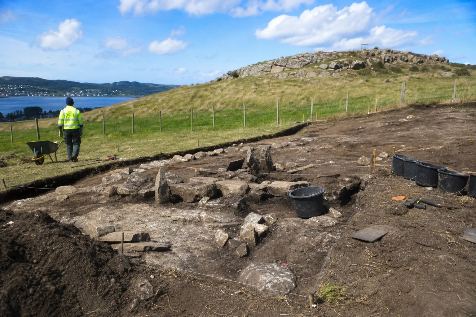 Archäologische Sensation auf Karmøy: Bronzezeitliches Grab unter Wikingerhügel entdeckt