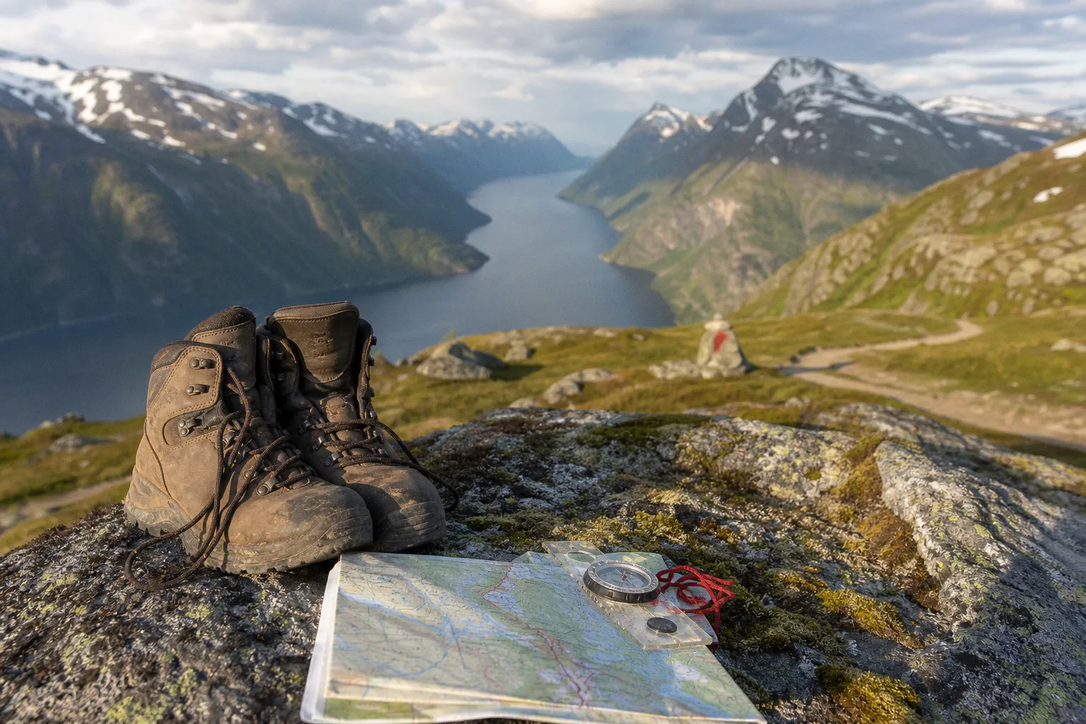 Fjordwandern in Norwegen: Notwendige Ausrüstung und Sicherheitstipps für alpine Routen