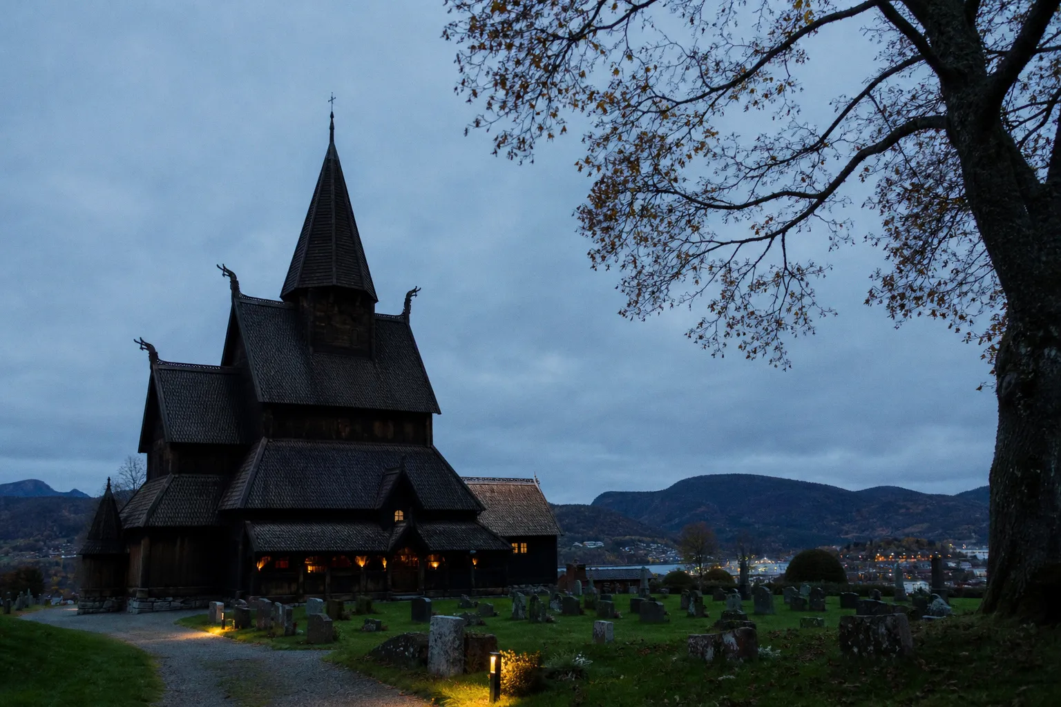 Norwegische Stabkirchen: Mittelalterliche Holzbaukunst und ihre typischen Merkmale