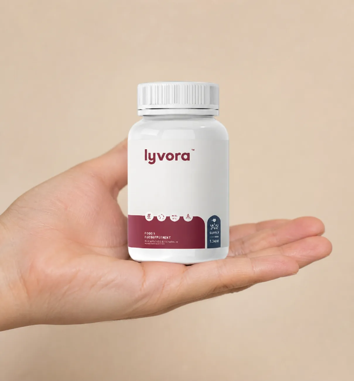 Lyvora — Verpackung in der Hand