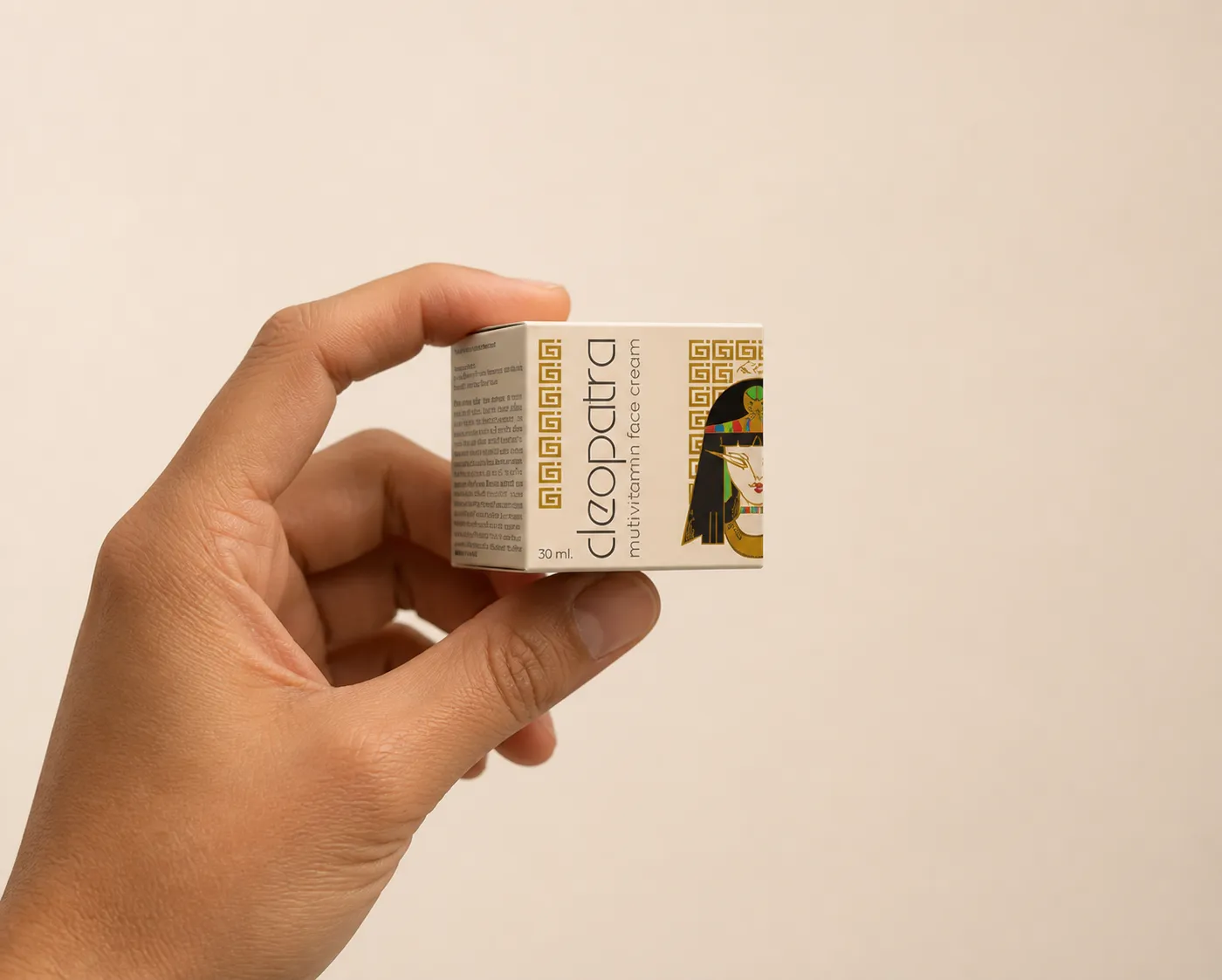 Cleopatra cream — Verpackung in der Hand