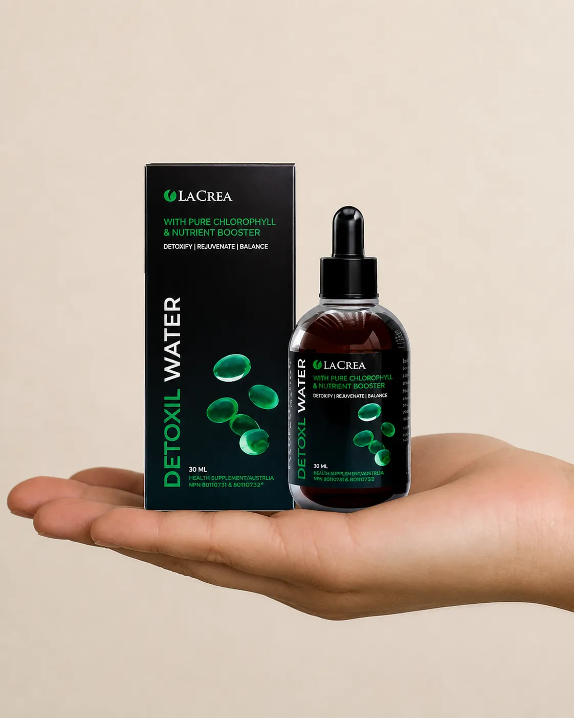 Detoxil water — Verpackung in der Hand