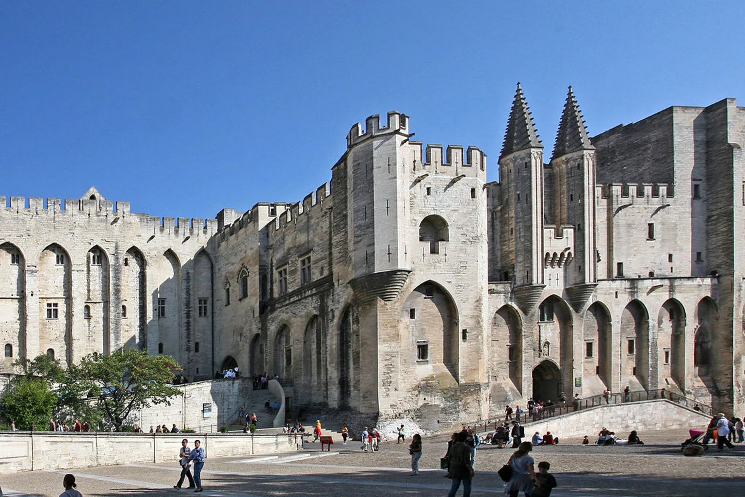 Papstpalast Avignon: Warum der Ticketkauf im Voraus den Einlass steuert